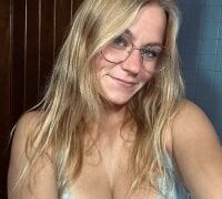 Adult webcam streamer selenaluvv at
 Stripchat