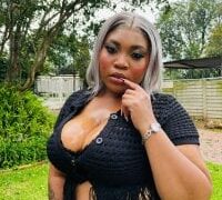 Live nude cam performer BeverlyQueen14 on Stripchat